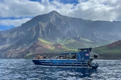 Découvrez la côte napali à kauai lors d’une balade en bateau avec grottes marines, snorkeling, observation des dauphins et équipage local. déjeuner et matériel inclus.