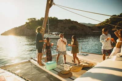 Ibiza & formentera: private katamaran-tour mit lokalem kapitän, schnorcheln in türkisblauen buchten, entspannter strandtag und flexible mittagsoptionen.