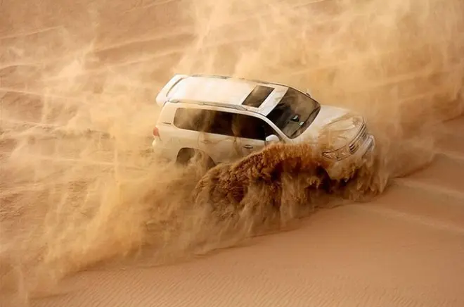 Soirée safari désert Abu Dhabi avec dune bashing et balade chameau