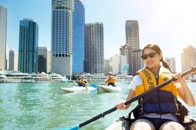 Sinta a energia de brisbane remando no rio com guias locais. equipamento completo, protetor solar e chuveiros disponíveis. para todos os níveis—reserve fácil.