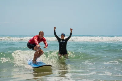 Erlebe die gold coast mit einem anfänger-surfkurs in surfers paradise. lerne im warmen, hüfttiefen wasser, alle ausrüstung inklusive, begleitet von lokalen rettungsschwimmern.
