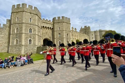 Descubre la historia inglesa en windsor, stonehenge y bath en una excursión guiada desde londres con entradas y transporte cómodo incluidos.