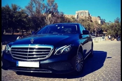 Arrivez à athènes sans stress avec un chauffeur anglophone, une mercedes noire, wifi, eau offerte et points de rendez-vous flexibles. réservez votre transfert aéroport dès maintenant.