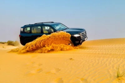 Vivi l’emozione del deserto di dubai con dune bashing, sandboarding, giri in cammello e cena bbq. include pick-up, spettacoli dal vivo e guida locale per un’avventura autentica.