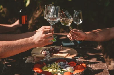 Découvrez les cascades de krka, flânez dans les ruelles de skradin et savourez vins et fromages locaux avec un guide. prise en charge à split incluse.