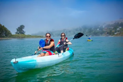 Sinta a brisa do pacífico enquanto rema pelo russian river em jenner, aviste focas e aves, e caminhe pela praia da sonoma coast — todo equipamento e guia local inclusos.