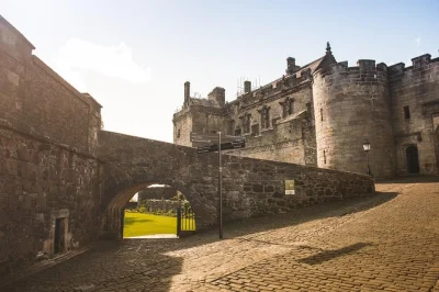 Descubre la historia en el castillo de stirling, navega por las tranquilas aguas del loch lomond y explora las colinas salvajes de escocia. incluye entradas, grupo reducido y guía local.