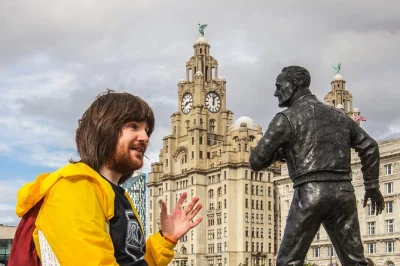 Descubre liverpool a través de sus escenarios de cine en un tour a pie con un guía local experto. explora lugares famosos, conoce anécdotas detrás de cámaras y sumérgete en leyendas urbanas.