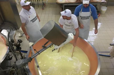 Descubre parma y prueba parmigiano-reggiano, prosciutto di parma y vinagre balsámico añejo con un guía local. incluye almuerzo, degustaciones y opciones de recogida.