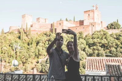 Erlebe den magischen sonnenuntergang in granada bei einer geführten tour durch albaicín, sacromonte und die besten alhambra-aussichtspunkte mit lokalem guide.