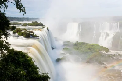 Erlebe die gischt der iguaçu-wasserfälle bei einer geführten tagestour ab foz do iguaçu – inklusive eintritt, hotelabholung und halt in einer schokoladenmanufaktur. einfach buchen.