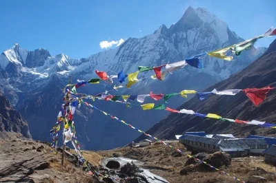 Découvrez le trek de l’annapurna base camp au népal avec pokhara, lever de soleil à poon hill, villages locaux et vues sur l’himalaya. guides et permis inclus.