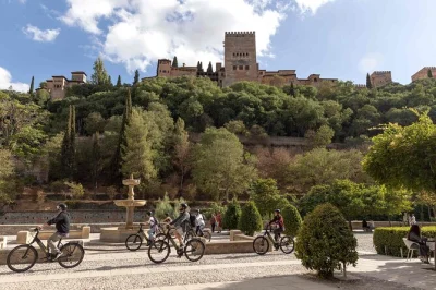 Erlebe granadas albaicín & sacromonte mit dem e-bike, lausche spannenden geschichten, genieße den alhambra-blick und gleite durch verwinkelte gassen – inkl. rad, helm und insiderwissen.