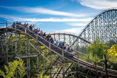 Disfruta en heide park resort cerca de hamburgo con más de 40 atracciones, montañas rusas emocionantes y mundos temáticos para todas las edades. incluye entrada y acceso ilimitado.