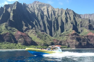 Découvrez la côte na pali de kauai en super raft rapide, explorez les grottes marines, observez les dauphins et faites du snorkeling sur les récifs – snacks, boissons et équipement inclus.