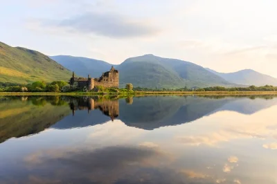 Descubre la esencia de escocia en una excursión desde edimburgo. explora el castillo de doune, pasea por inveraray y disfruta del aire puro de las tierras altas. incluye guía y transporte.