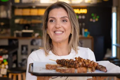 Découvrez les rues animées d’athènes en dégustant koulouri, souvlaki et loukoumades avec un guide local. snacks, boissons et frais inclus pour une visite gourmande en petit groupe.