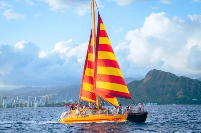 Disfruta la brisa marina en este crucero al atardecer desde kewalo harbor en honolulu. bebidas incluidas, ambiente animado y vistas únicas de waikiki iluminándose al caer el sol. guía local y todo 