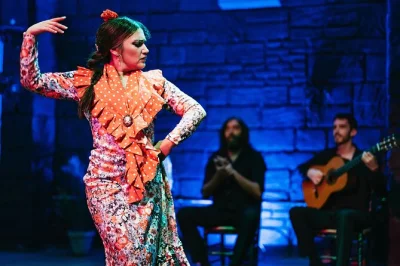 Erlebe den puls von triana in sevilla mit einer live-flamenco-show im baraka direkt am guadalquivir. inklusive getränk, lokale künstler, barrierefrei und einfache buchung.
