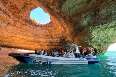 Descubra a gruta de benagil em um passeio de barco saindo de lagos. explore as cavernas escondidas do algarve com guias locais, comentários ao vivo e check-in fácil.