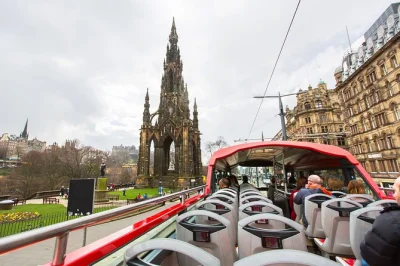 Descubre edimburgo con un pase de 48 horas para el bus turístico hop-on hop-off, que incluye entrada a castillo de edimburgo, royal yacht britannia y palacio de holyroodhouse. reserva fácil y flexib