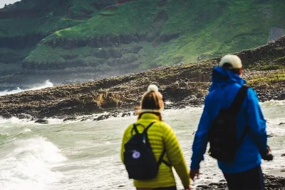 Découvrez la côte sauvage d’antrim depuis belfast : balade sur giant’s causeway, vue sur les dark hedges et arrêt au pont suspendu de carrick-a-rede, avec guide et transport inclus.