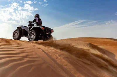Vivi l’emozione del deserto di dubai con quad, cammelli, spettacoli dal vivo e cena bbq. include pickup in hotel e guida locale per una serata completa.