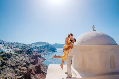 Erlebe authentische momente in oia auf santorini mit einem privaten fotografen, schlendere durch die berühmten gassen, erhalte fototipps und deine digitale galerie – inklusive persönlicher einfüh