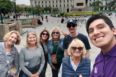 Descubre lima recorriendo mercados y chinatown, probando 12 snacks peruanos, explora las catacumbas de san francisco y disfruta un pisco sour opcional. guía certificado y entradas incluidas.