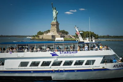 Erlebe new york bei einer 90-minütigen bootstour mit blick auf freiheitsstatue, brücken und skyline. inklusive live-guide, digitalen fotos und flexiblen abfahrtszeiten.