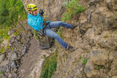 Baños leaning ladder circuit erleben – rappel, tibetische hängebrücke, zipline über den pastaza-fluss. zertifizierte guides & ausrüstung inklusive.