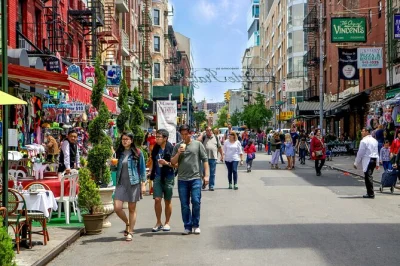Erkunde sohos gusseisenviertel, koste italienische spezialitäten in little italy und tauche ein in chinatowns lebendige atmosphäre – mit lokalem guide und flexiblem start.