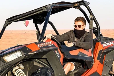 Découvrez le désert de dubaï au lever du soleil lors d’un safari buggy, testez le sandboard sur les dunes rouges et profitez d’une balade à dos de chameau avec des guides locaux. eau et transf
