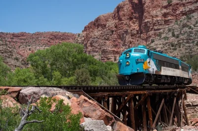 Embarque no verde canyon railroad em clarkdale com assentos confortáveis, petiscos e champagne. curta as paisagens selvagens do arizona, história local e uma viagem de trem vintage. inclui voucher p