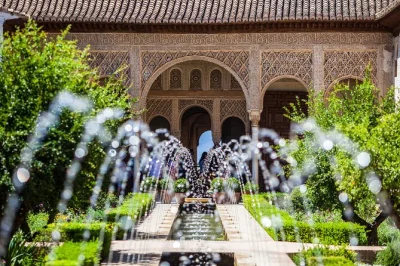 Granada, alhambra & nasridenpaläste: private tour mit tickets, generalife-gärten und insiderwissen vom lokalen guide erleben.