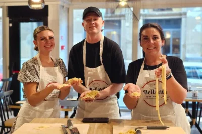 Inizia il tuo viaggio gastronomico a roma con un calice di prosecco, impara a fare fettuccine e ravioli con uno chef, poi rilassati con tiramisù fatto in casa e limoncello. bevande incluse.