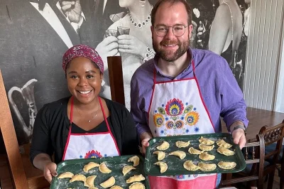 Apprenez à préparer des pierogi maison à krakow avec un guide local, découvrez des recettes familiales, goûtez des garnitures sucrées et salées, et savourez vos raviolis avec bière ou vin incl