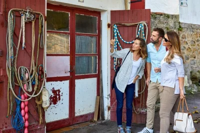 Erlebe die frische atlantikbrise in biarritz, genieße bayonnes schokolade und schlendere entspannt durch saint-jean-de-luz – tagesausflug an die französische baskenküste ab san sebastián mit abh