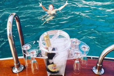 Erlebe die amalfiküste bei einer kleinen bootstour mit stopps in amalfi und positano, schwimmen in versteckten buchten, prosecco, snacks und lokaler crew inklusive.