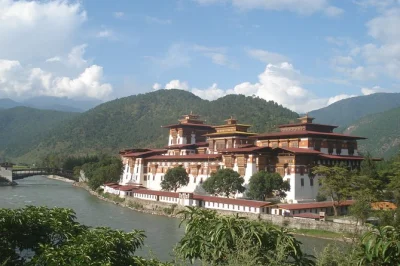 Découvrez le bhoutan en 7 jours de paro à thimphu, phobjikha et punakha. randonnée au nid du tigre, repas chez l’habitant, visites authentiques – visa et hôtels inclus.