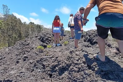 Erlebe die gischt an den rainbow falls, wandere über lavafelder im volcano park und koste macadamia-nüsse sowie kona-kaffee. abholung am hafen von hilo inklusive, mit insider-tipps vom guide.