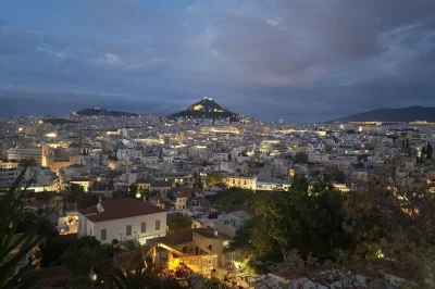 Erlebe athen bei nacht bei einer kleinen gruppenführung, bewundere den beleuchteten parthenon, schlendere durch plaka & anafiotika und genieße ein abendessen in einer traditionellen taverne.