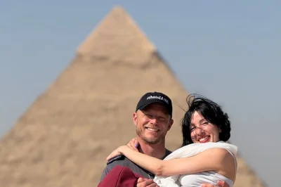 Parti da sharm el sheikh per un giorno al cairo: visita alle piramidi di giza, museo egizio e rilassante navigazione in feluca sul nilo con guida privata e pranzo incluso.