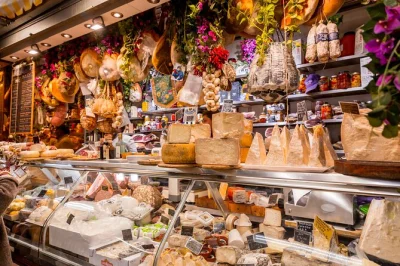 Florenz entdecken: san lorenzo markt mit lokalen spezialitäten, käse, wurst, toskanischem olivenöl und weinprobe in historischem weingeschäft. inklusive food-pairing.