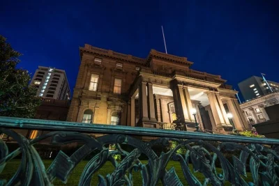 Scopri il lato oscuro di san francisco con il tour dei fantasmi a nob hill: storie vere al sutter building e al fairmont hotel, accompagnati da una guida locale esperta.