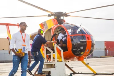 Vivez la sensation unique d’un vol en hélicoptère portes ouvertes au-dessus d’oahu, avec vue sur pearl harbor, la plantation dole et waikiki. commentaire en direct et horaires flexibles inclus.