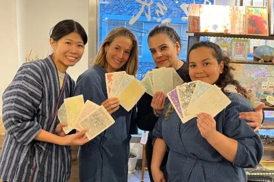 Scopri la texture della carta washi fatta a mano ad asakusa, tokyo. crea le tue cartoline con un insegnante locale, indossa il tradizionale samue e porta a casa le tue creazioni. laboratorio in piccol