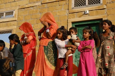 Entdecke echte thar-wüstendörfer bei jaisalmer, trinke chai mit einheimischen, genieße ein hausgemachtes mittagessen und reite bei sonnenuntergang auf den sanddünen kamele.