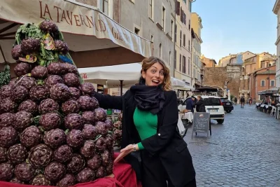 Scopri roma con un tour gastronomico tra campo de' fiori, il ghetto ebraico e trastevere. assaggia 15 specialità locali, incontra famiglie e gusta vini con una guida del posto.