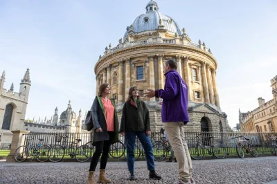 Descubre los colegios de oxford, pasea por callejones secretos y escucha historias de un guía local en este tour oficial a pie por la universidad. incluye entrada a colegios en tours de tarde.